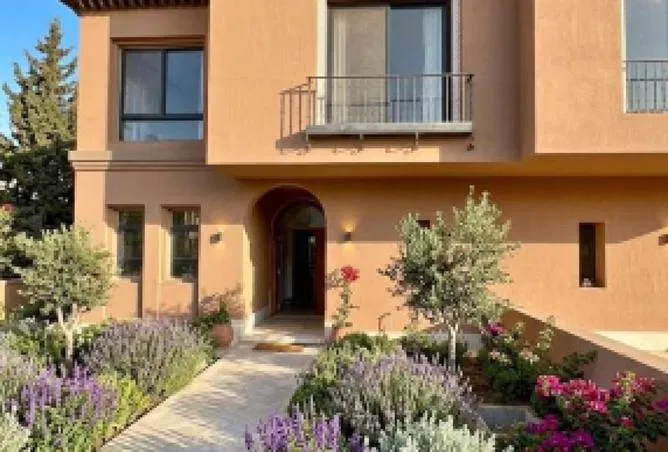 تاون هاوس 4 غرف 220 م² للبيع في فيلدج ويست، Village West