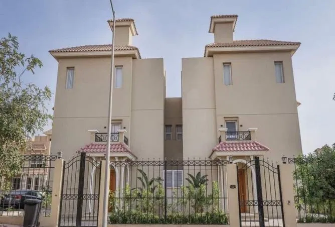 5-bedroom villa 370 m² for sale in Nyoum October