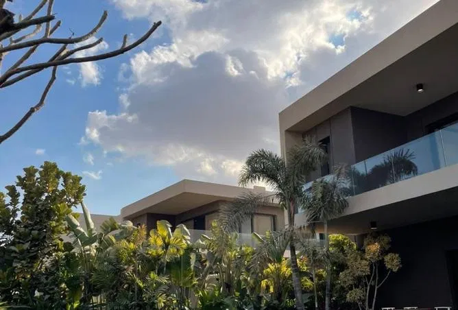 5-bedroom villa 300 m² for sale in Swan Lake West