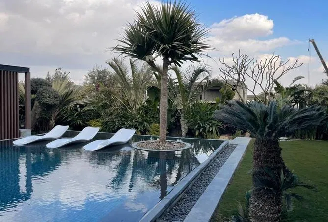 5-bedroom villa 300 m² for sale in Swan Lake West