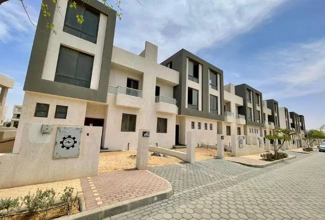تاون هاوس 4 غرف 235 م² للبيع في ليك ويست 4 الشيخ زايد، Lake West 4
