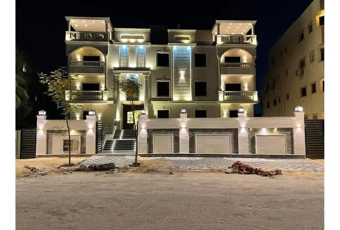 دوبلكس 6 غرف 280 م² للبيع في Al Mushir Abu Ghazaleh St.