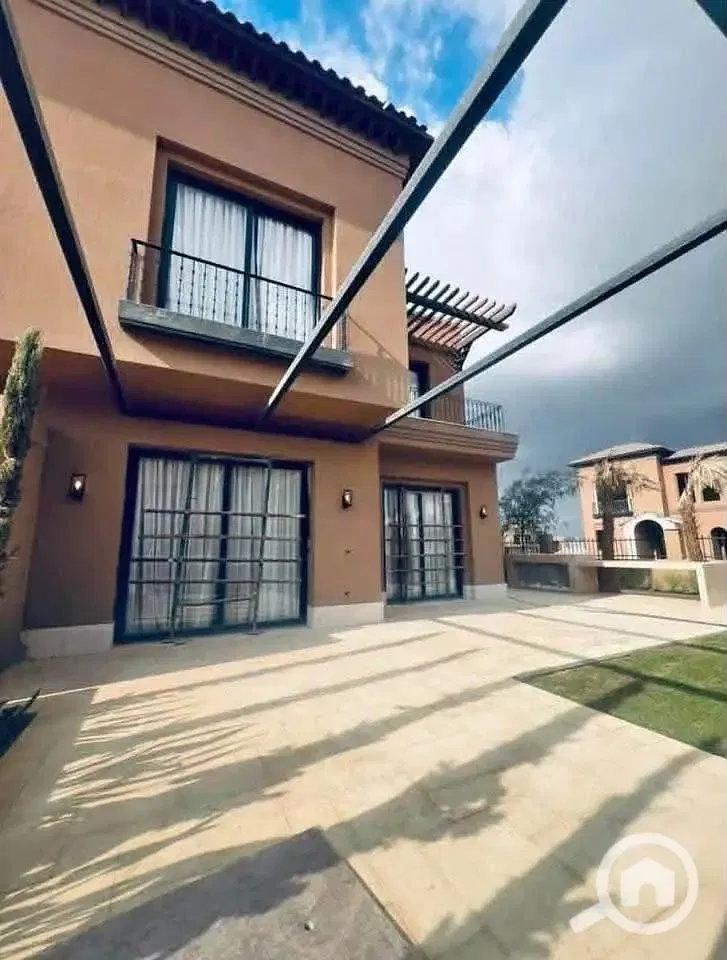 Middle Townhouse for Sale in Village West – Prime Clubhouse Location