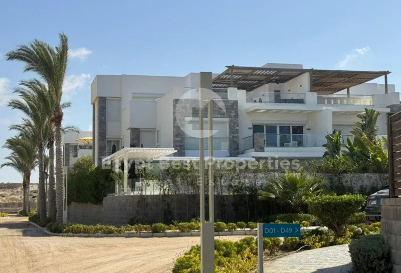 4-bedroom villa 290 m² for sale in Almaza Bay