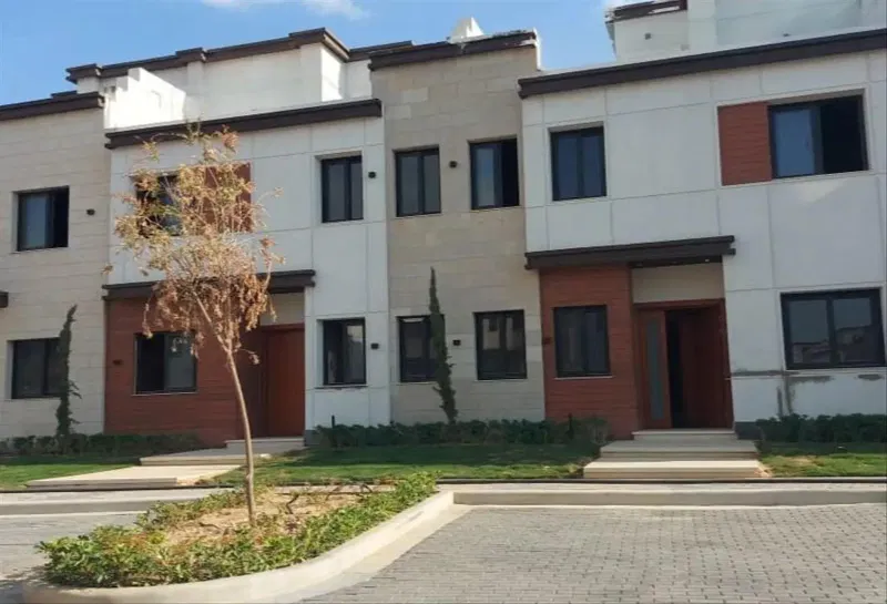4-bedroom townhouse 300 m² for sale in Azzar 2