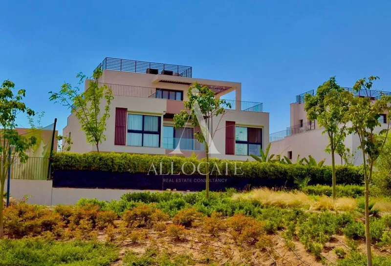 5-bedroom villa 340 m² for sale in SODIC East