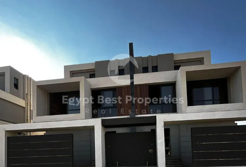 4-bedroom twin house 320 m² for sale in El Patio Town