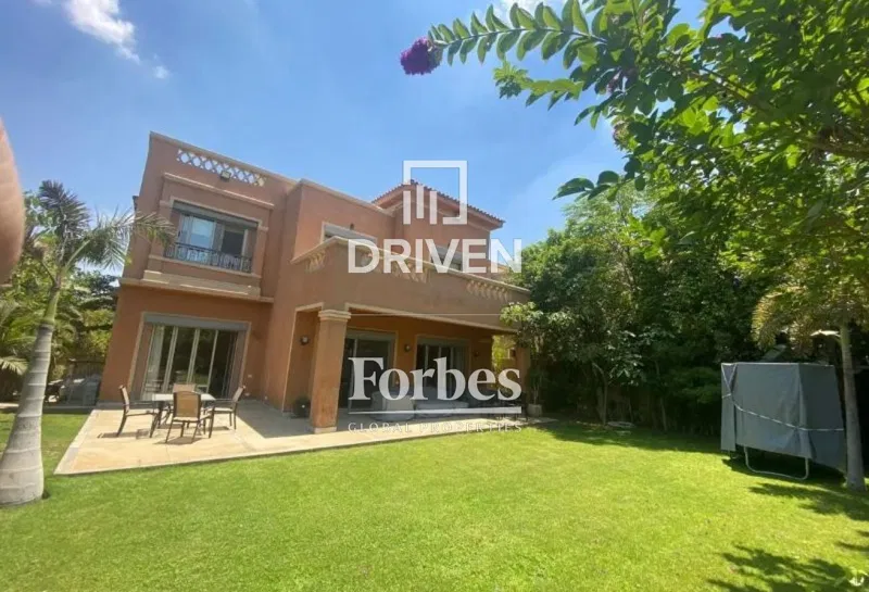 5-bedroom villa 485 m² for sale in Swan Lake West