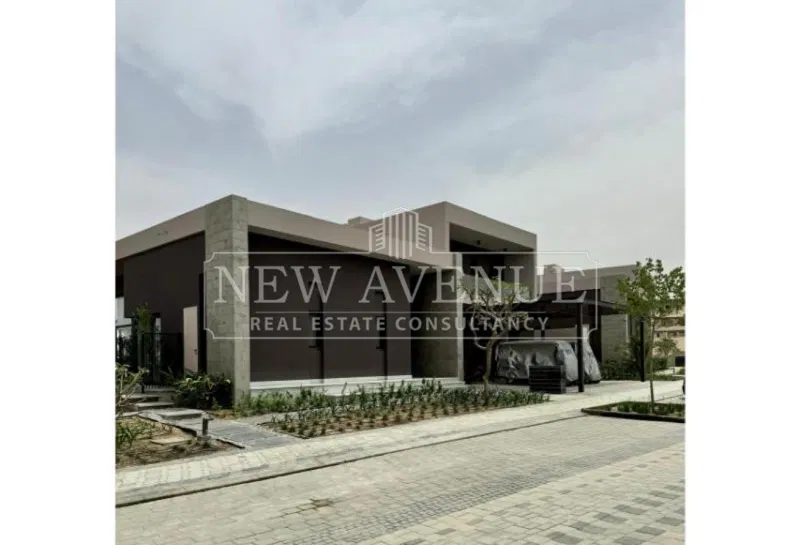 6-bedroom villa 376 m² for sale in Swan Lake West