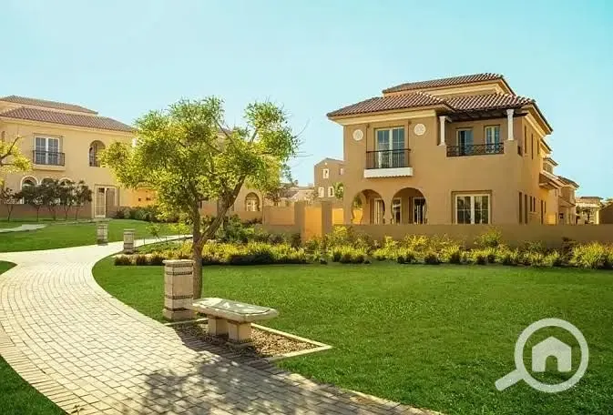 Villa for sale with immediate delivery in the Fifth Settlement, Hyde Park – Middle Townhouse. Building area: 216 m², land area: 186 m². Down payment and installments ready for viewing.