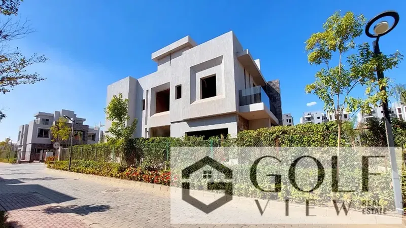 For sale: 215 m² townhouse with a double view, consisting of a ground floor with a garden, a first floor, and a rooftop at Sun Capital, 6th of October