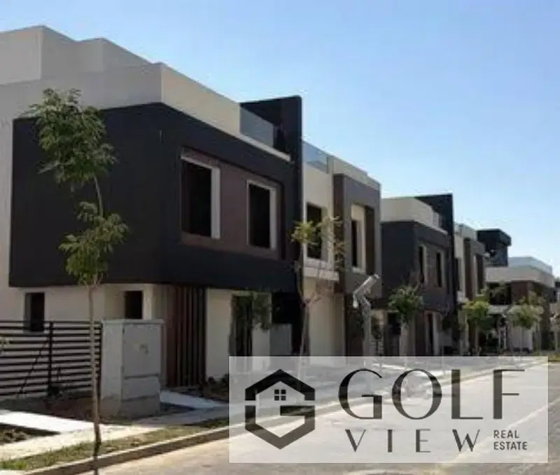 For sale: 215 m² townhouse with dual views, consisting of a ground floor with a garden, first floor, and rooftop. Available immediately in Sun Capital