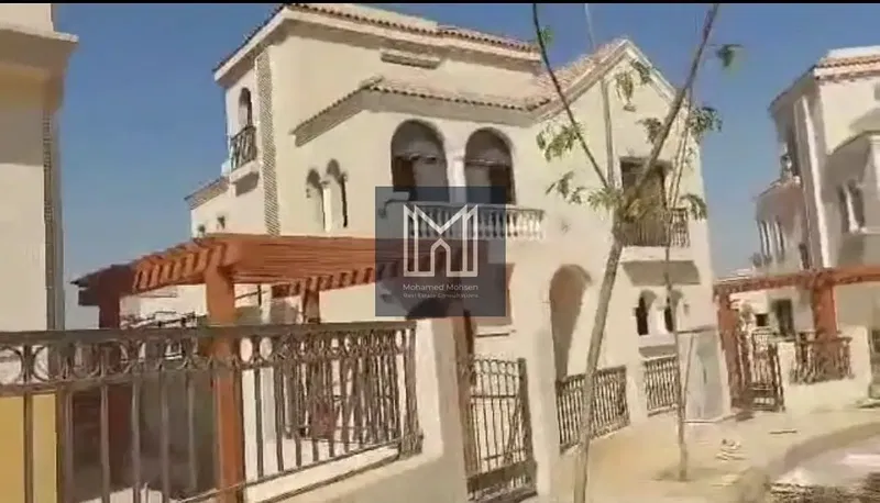 Villa for sale in Celia Corner townhouse overlooking the garden