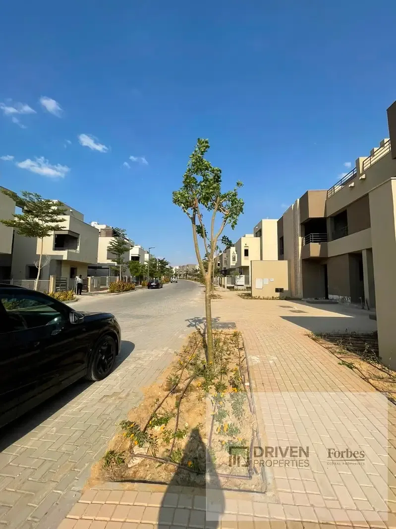 Lowest Price Ready to Move Townhouse 4BD For Sale In The Crown Palm Hills Near Golf Extension 6th of October Giza