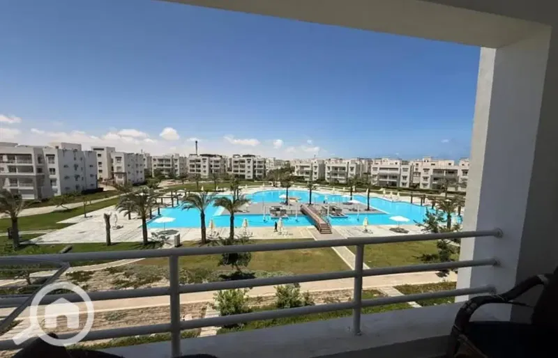 Fully finished chalet for sale with a prime direct sea view in Amwaj, Sidi Abdel Rahman. Prime location near El Alamein Airport and Sidi Heneish.