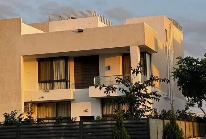 3-bedroom villa 304 m² for sale in Lake West , Lake West