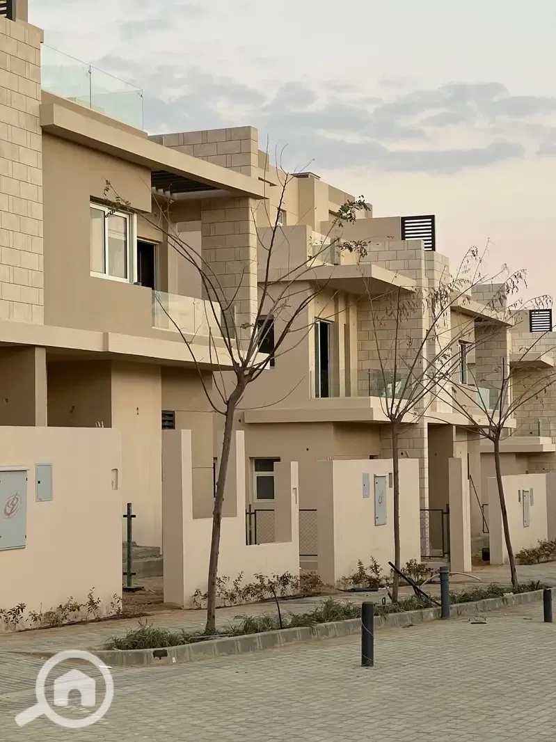 A very distinctive townhouse for sale in the Tawny Hyde Park compound.