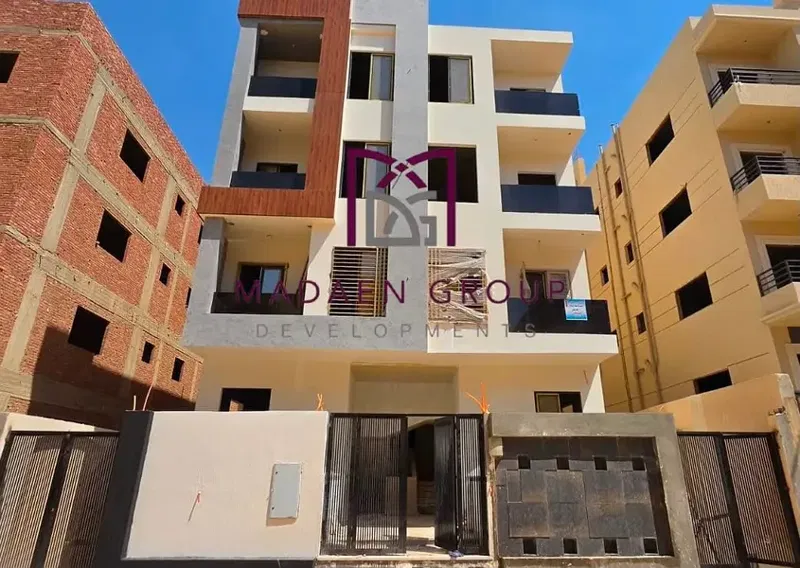 Villa at the price of an apartment, 255 m in the northern expansions area, Al-Boulevard neighborhood, October, next to Mountain Chill Out Park and Porto October, near the 26th of July Axis and the tourist promenade.