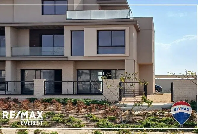 4-bedroom twin house 290 m² for sale in Six West