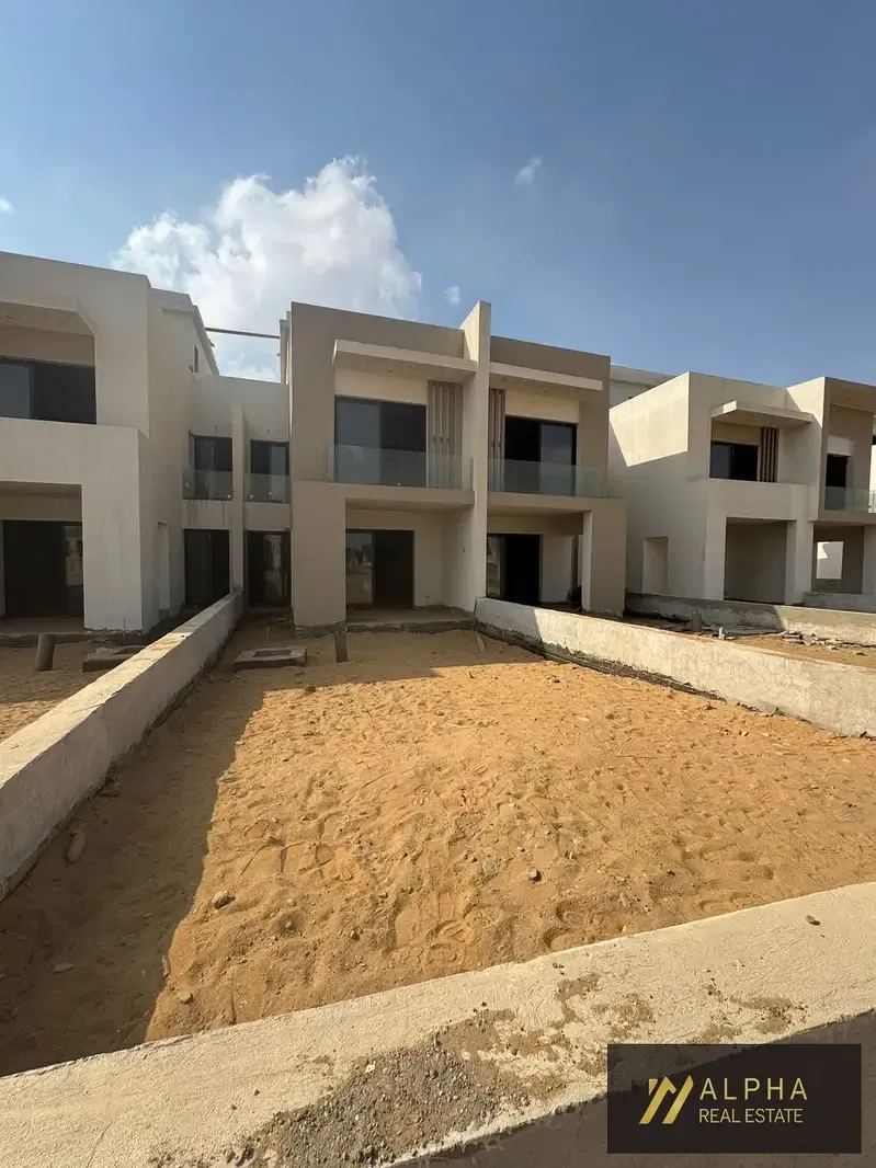 منزل كبير للبيع في هايد بارك – القاهرة الجديدة | 208 متر مربع مساحة مبنية | 200 متر مربع أرض | 3 غرف نوم + غرفة خادمة | هيكل أساسي