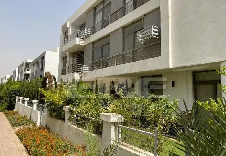 Quatro villa prime location with large garden