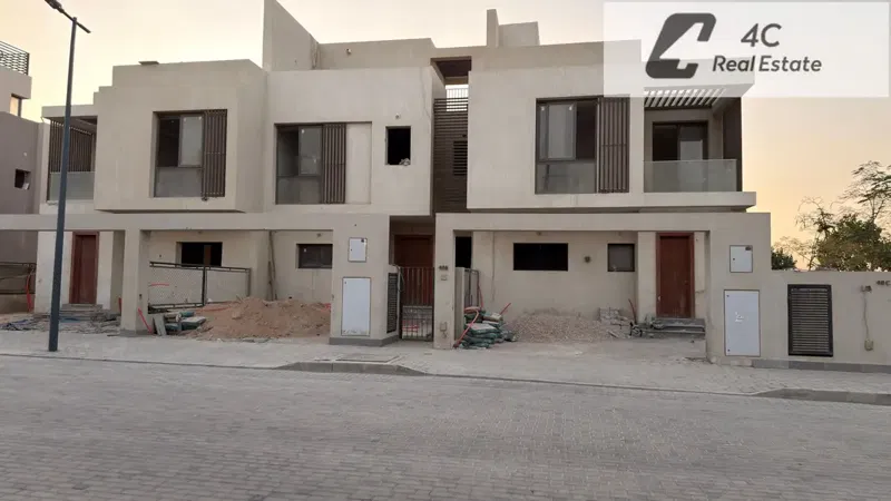 Townhouse middle 235 m for sale under market price with installments ready to move view landscape, very prime location in Sodic East