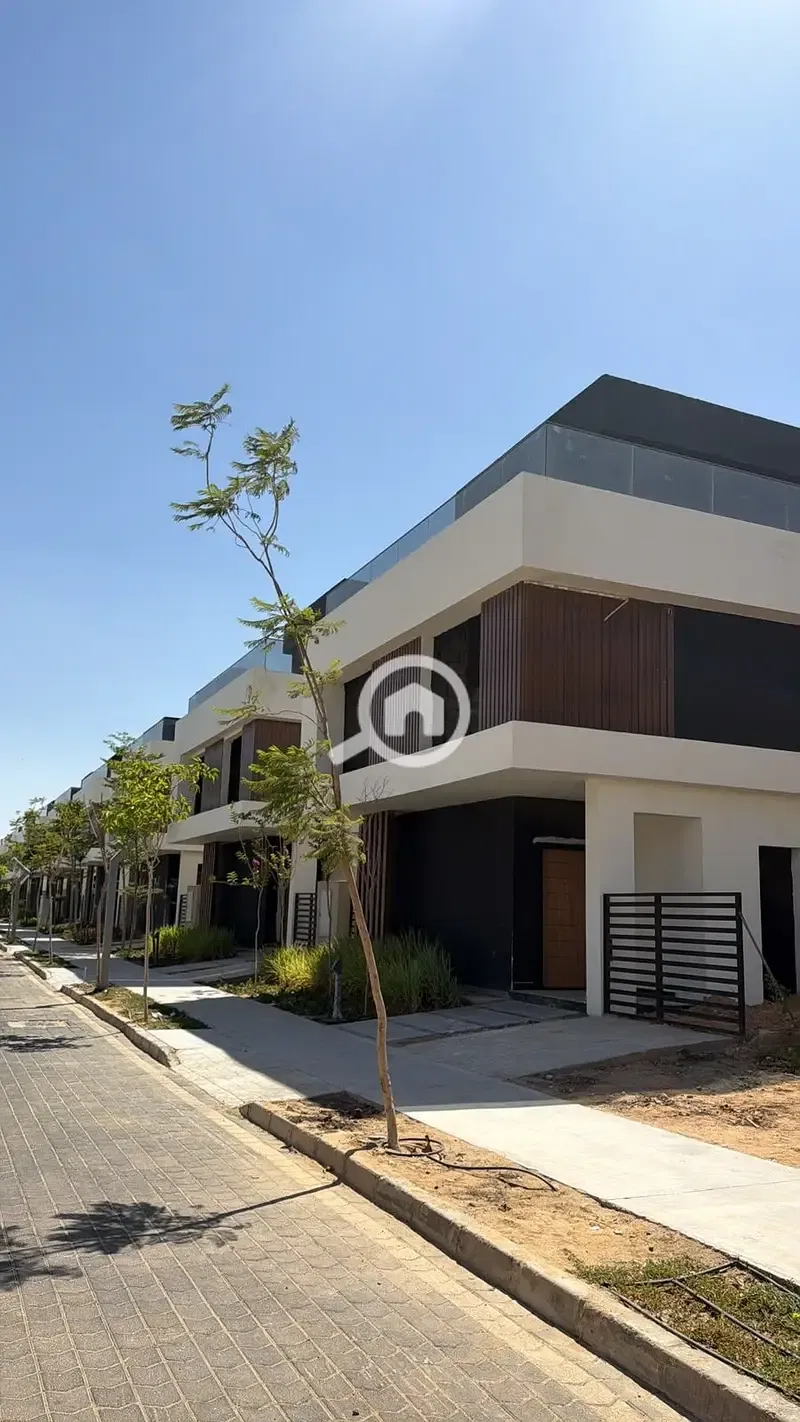 Middle Townhouse for Sale in Sun Capital Compound – 6th of October A unique opportunity to own a middle townhouse in a prime location within Sun Capi