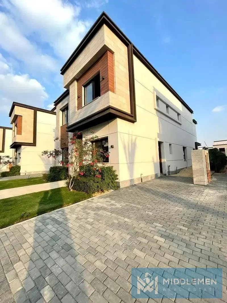 Townhouse 176m 4bd Prime Location in installment in Azzar2 new cairo next to lake view , layan and mountain view hyde park