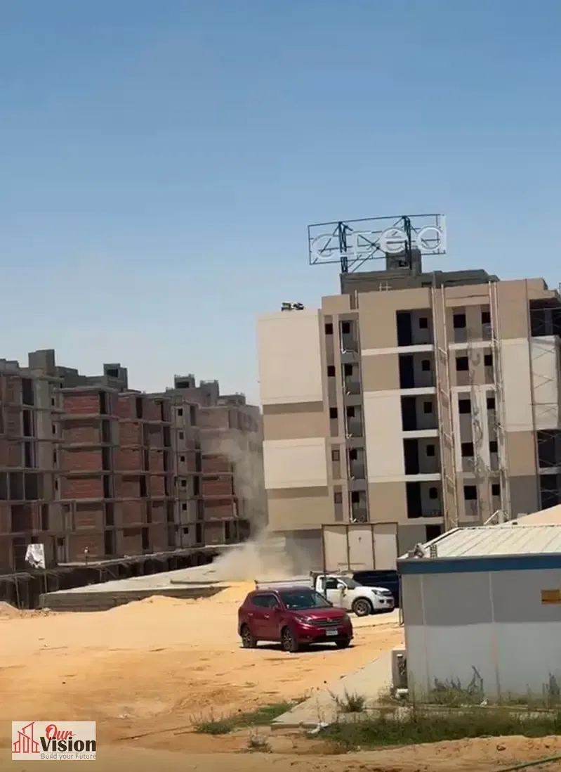 Resale apartment 156 m in 6 October, Ever compound, right next to Mall of Arabia. Super Lux finishing, 2 rooms, 3 bathrooms, 2nd floor with a front view of the swimming pool and a rear view, and play areas.