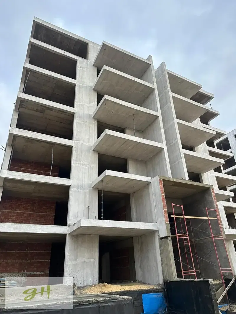 131 sqm apartment for sale in Lake View Residence 2 – New Cairo, near 90th Street and the American University in Cairo (AUC).