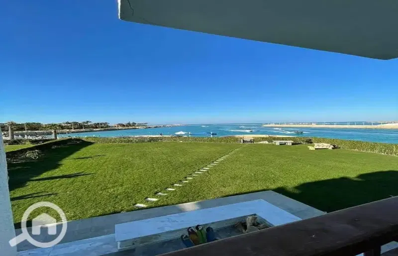شاليه مؤثث بالكامل مع إطلالة مباشرة على البحر للبيع في سولاري - رأس الحكمة نظرة عامة على العقار شاليه للبيع في مجمع سولاري