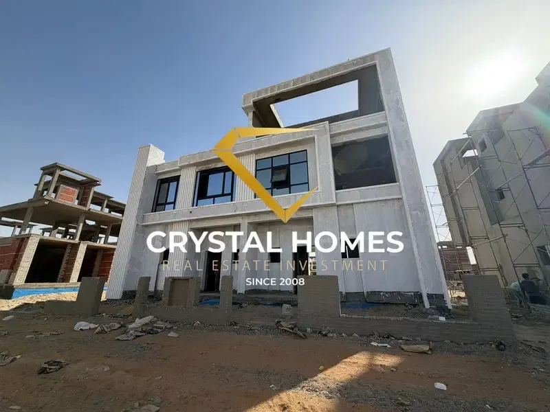 Twin house in a classy compound in Hub 2 at a special price with installment options over 10 years, an opportunity not to be missed.