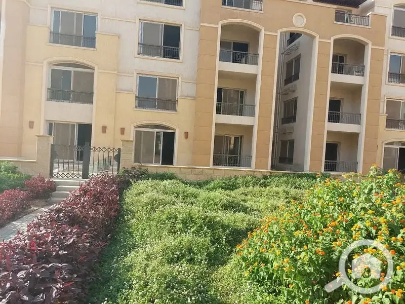 Ground floor apartment with immediate delivery in a garden, finished in the Stone Residence Compound, Fifth Settlement, New Cairo.