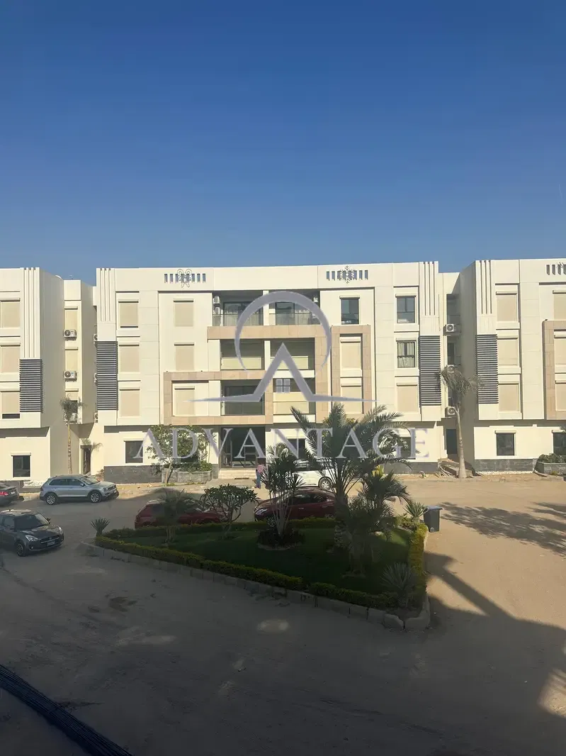 Luxury Apartment for Sale in Heliopolis Located in a fully built compound with immediate delivery and Ultra Super Lux finishing. Area: 170 sqm Layo