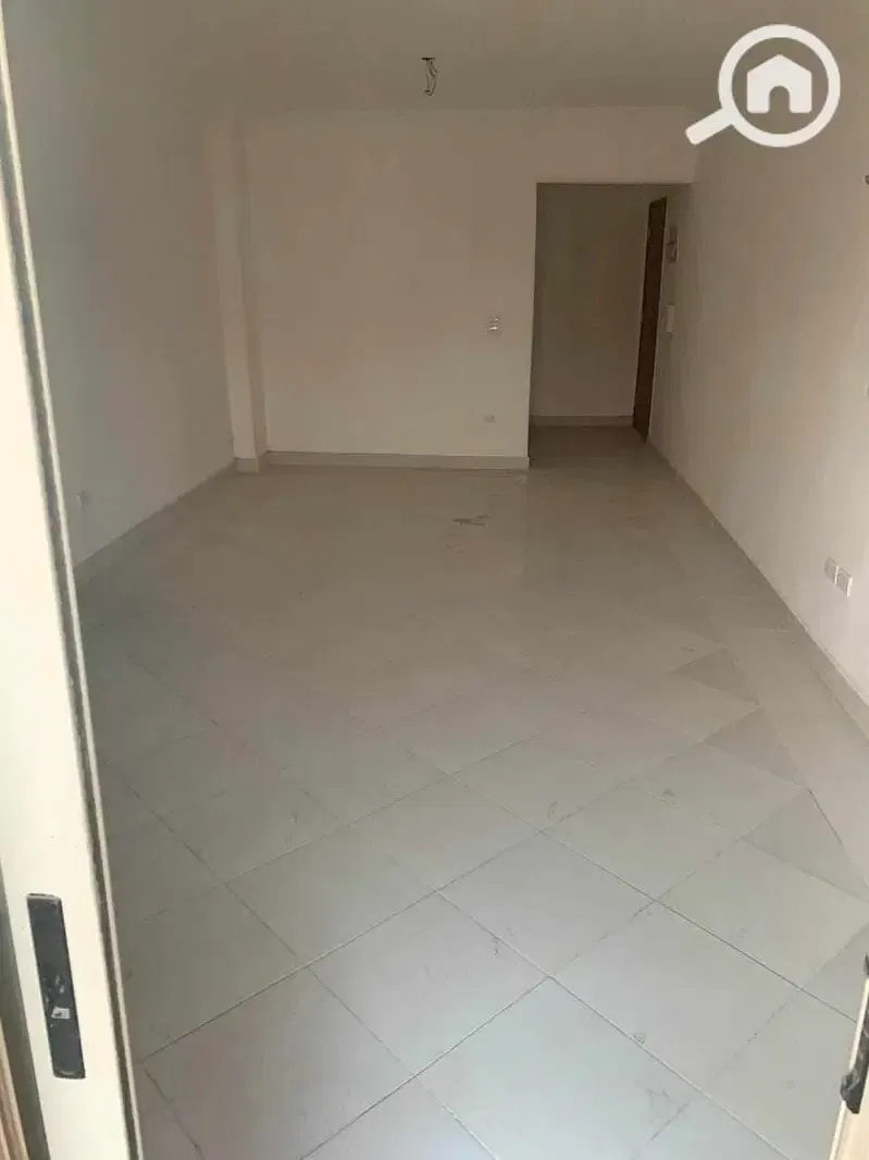 For sale, an apartment in Gardenia City, sixth floor, with a down payment of 3,200.