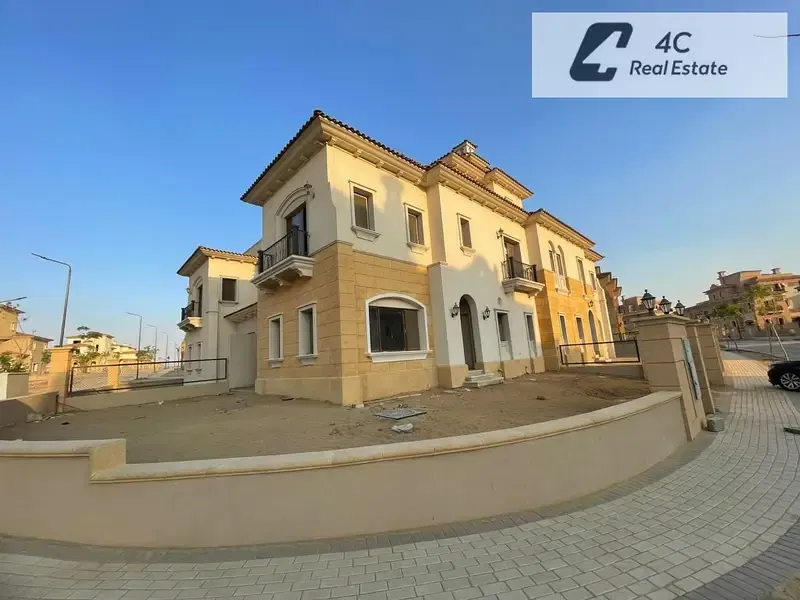 Lowest price corner townhouse resale with installments remaining - City Gate, Fifth Settlement, with a distinctive layout, open view landscape, ready