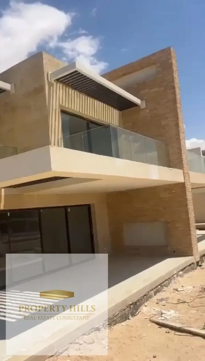 Twin house for sale at a bargain price in Silver Sands, North Coast, 307 meters, part of the amount can be paid in installments over two years.