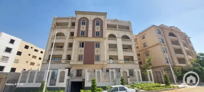 Apartment half-finished in Al-Lotus Al-Janoubiah, 400 meters from the main clubs street and the monorail, in front of Agora Mall and the Banque Misr Club in the compound.