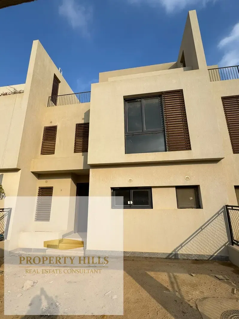 Ready to move and viewing 237 m sea facing townhouse villa in Sodic East 4 bedrooms prime location with a stunning view