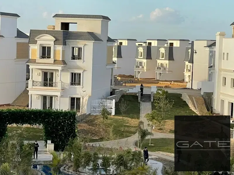 Townhouse for sale at a great price and prime location, featuring an open view of the landscape and water features, in the Mountain View Chillout Park