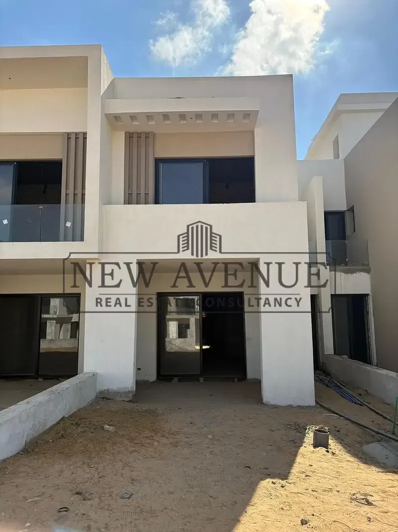 Town house villa under market price 4 bedrooms ready to move very prime location in hyde park new cairo 5 min from auc