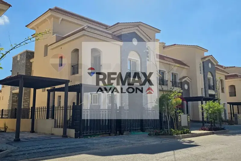 Immediate receipt of a townhouse for sale in Suwari with a swimming pool and elevator