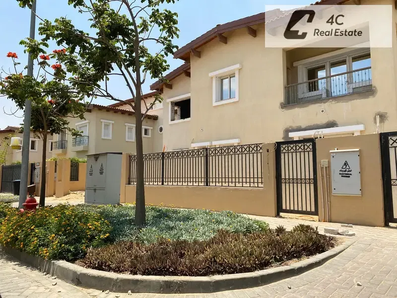 Villa ready to move prime location landscape view in Hyde Park compound near Golden Square and 90 Street for sale