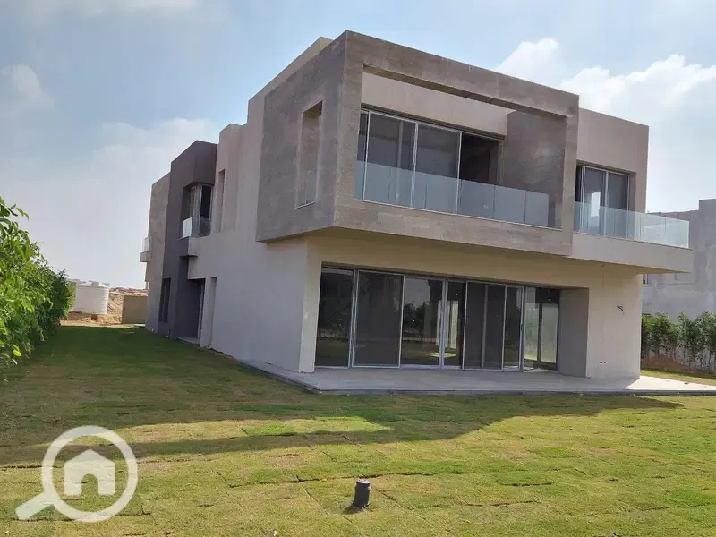 ready to move twin house finished for sale in a prime location overlooking the Pyramids