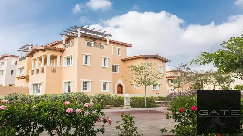 Lowest price townhouse for sale in a prime location with a distinctive view inside the compound in Hyde Park, Fifth Settlement