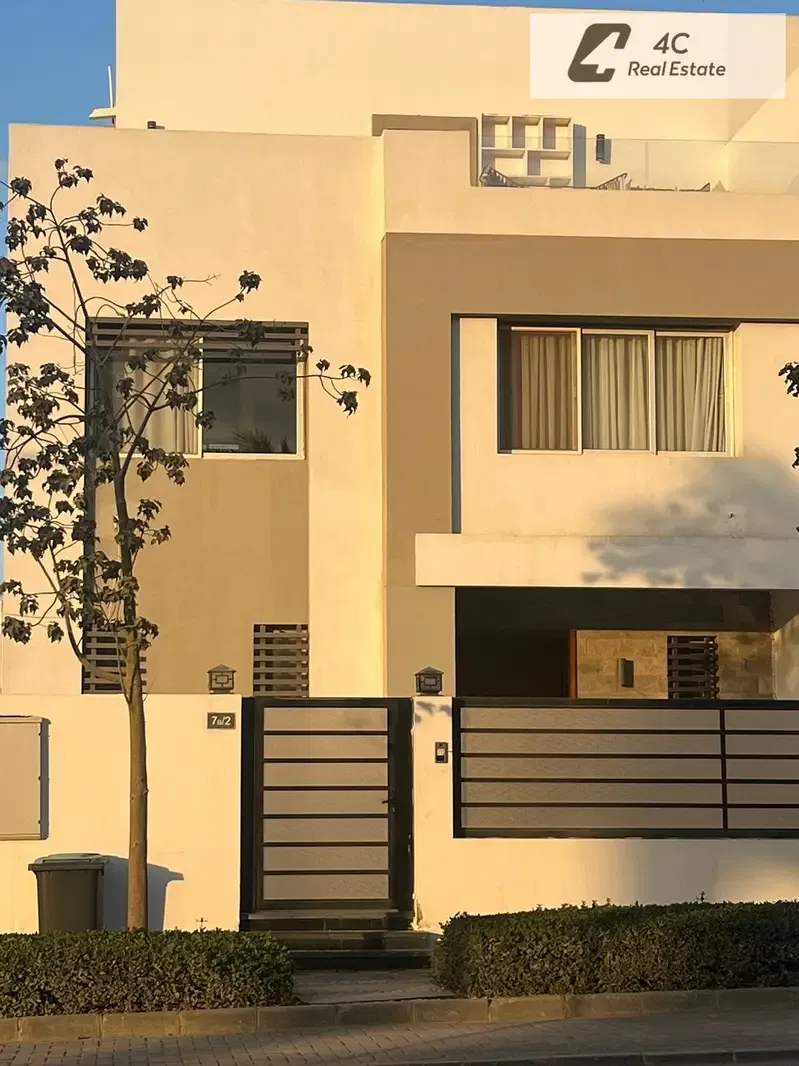 Middle Townhouse with immediate delivery at a special price for sale in Hyde Park, New Cairo, Fifth Settlement