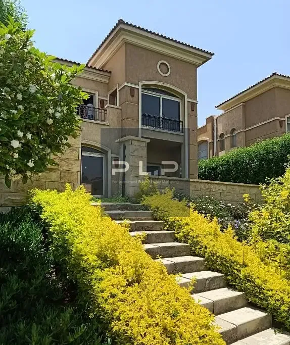 Ready To Move Townhouse Corner for sale with Installments in Stone Park New Cairo