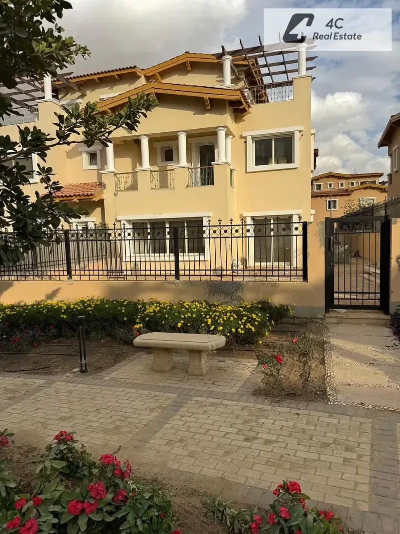 For sale best location , lowest price twin house ready to move classic 280m best down payment , installments in hyde park new cairo fifth settlement