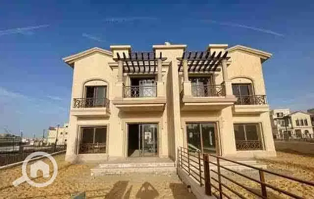 Villa E3 for sale, old reservation with a wide garden view at a special price for quick sale.