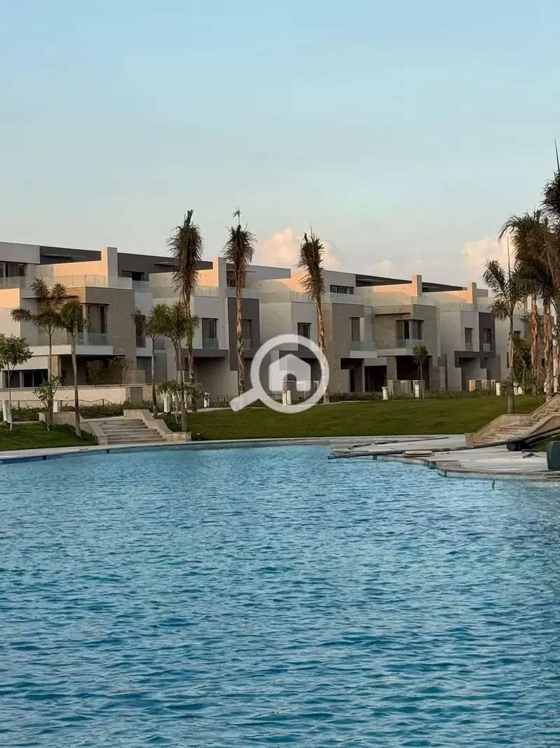ready to move twin house finished for sale in a prime location overlooking the Pyramids